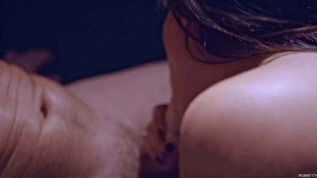 Hot Curvy Brunette Enjoys Steamy Condom-Free Fuck Sessions