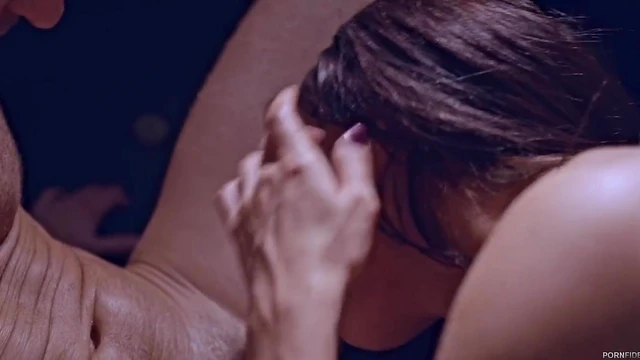 Hot Curvy Brunette Enjoys Steamy Condom-Free Fuck Sessions