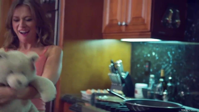 Skipped Lunch Ends Up in Hot Kitchen Counter Top Fuck Fest