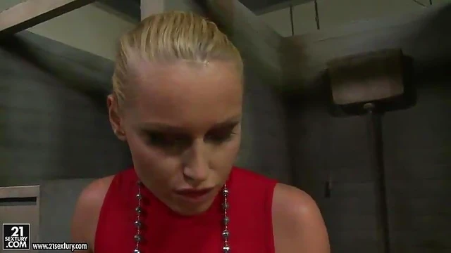 Passionate Linda Ray Gets Snatched Fingered & Fucked by Giant Toy Delightedly